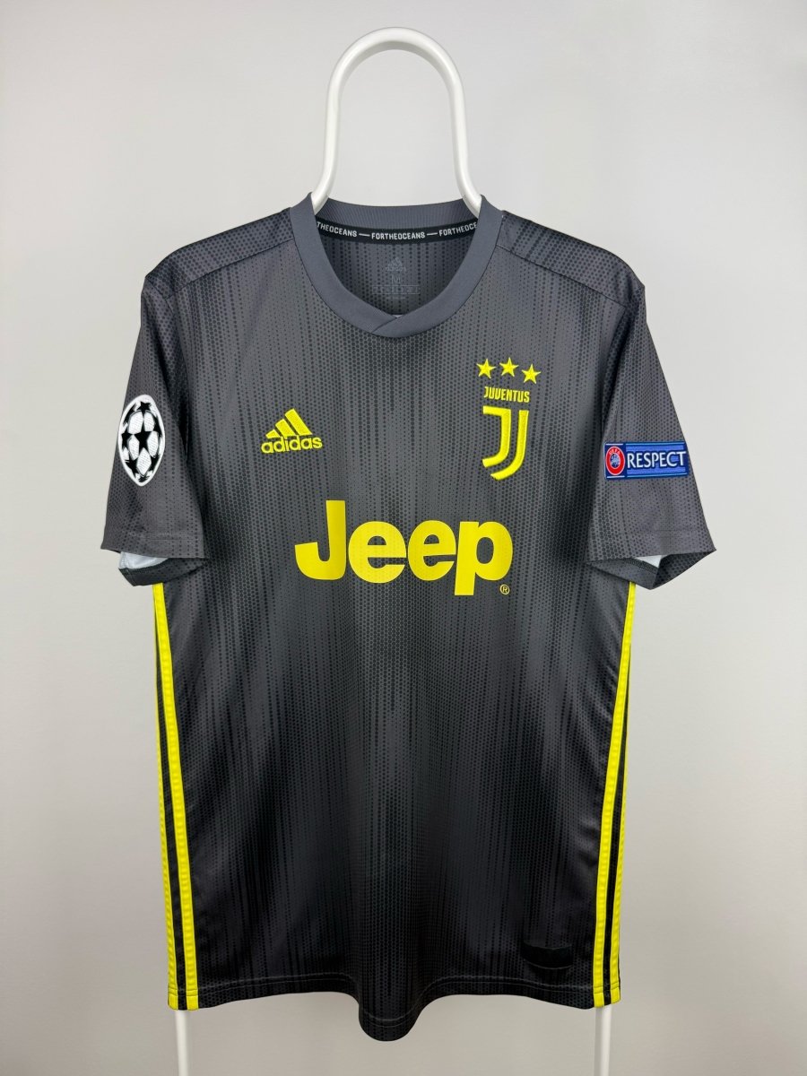 Cristiano Ronaldo - Juventus 2018/19 Away Shirt