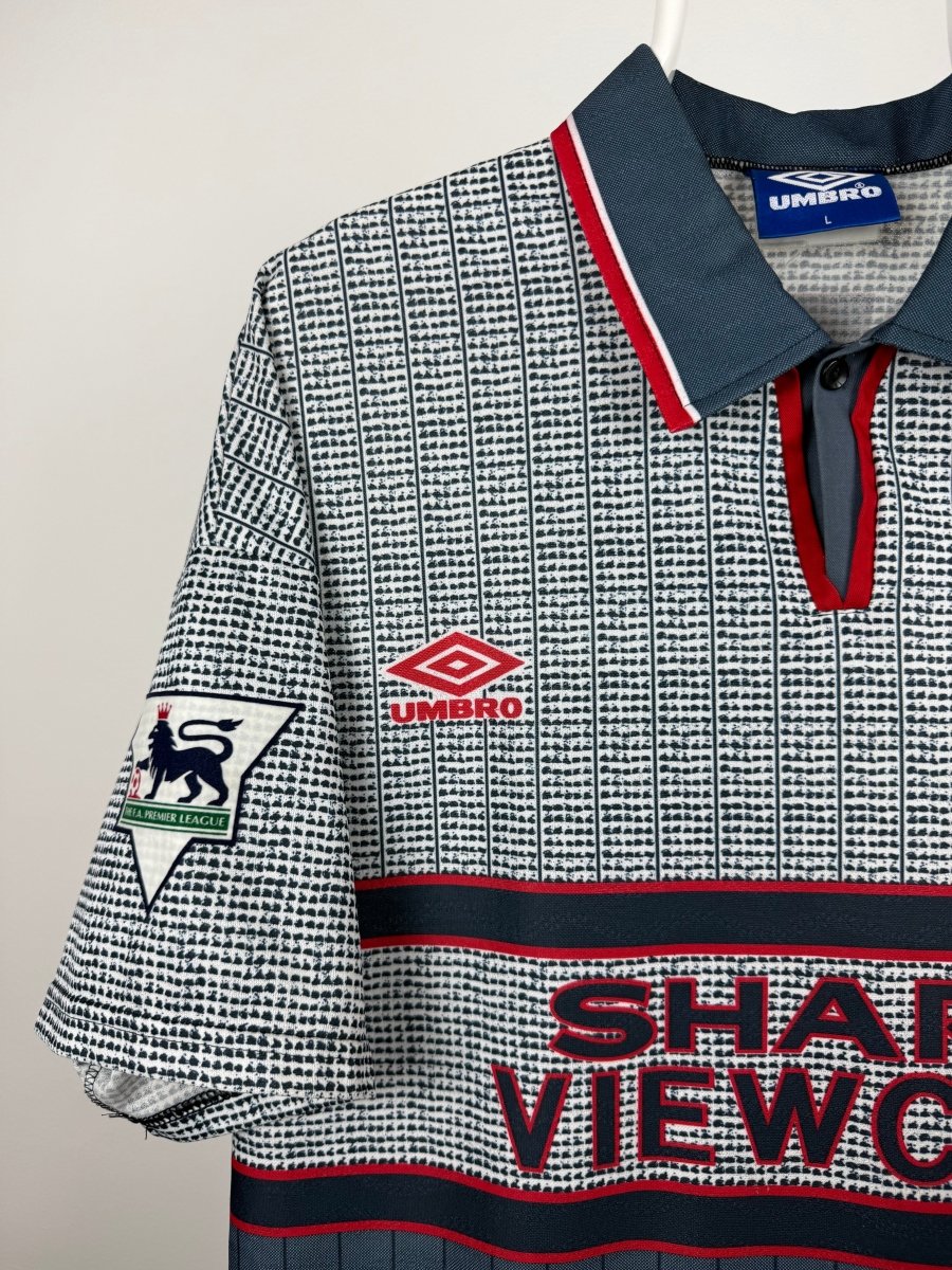 Denis Irwin - Manchester United 1995/96 away shirt ๐ฎ๐ช