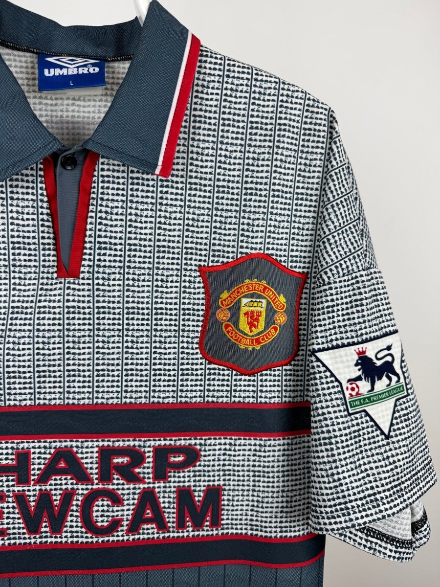 Denis Irwin - Manchester United 1995/96 away shirt ๐ฎ๐ช
