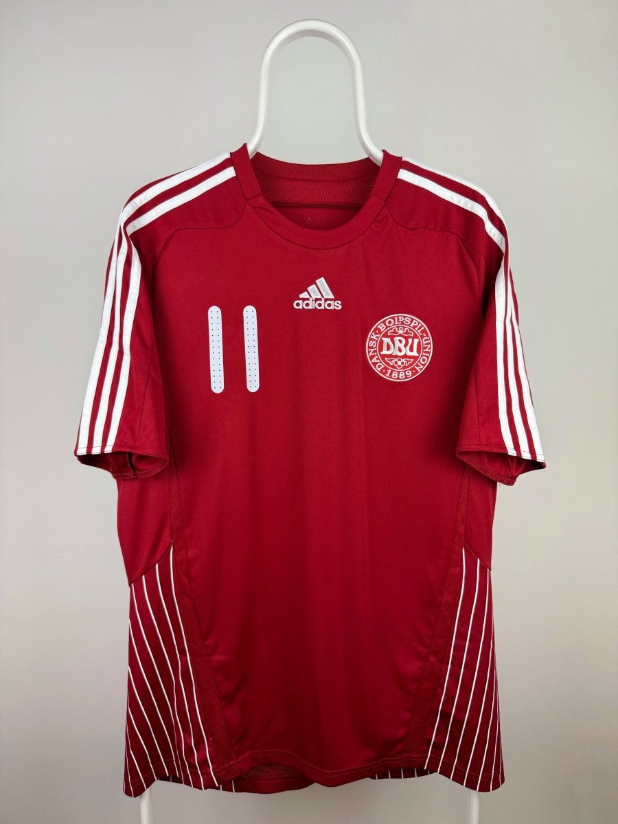 Nicklas Bendtner - Denmark 2008/10 home shirt π©π°