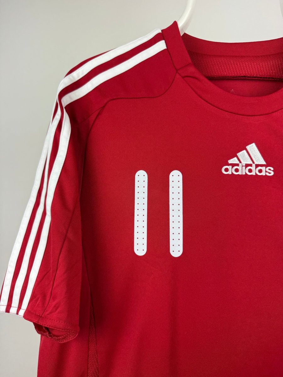 Nicklas Bendtner - Denmark 2008/10 home shirt π©π°