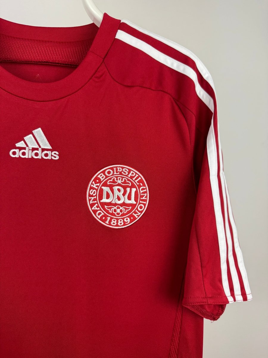 Nicklas Bendtner - Denmark 2008/10 home shirt π©π°