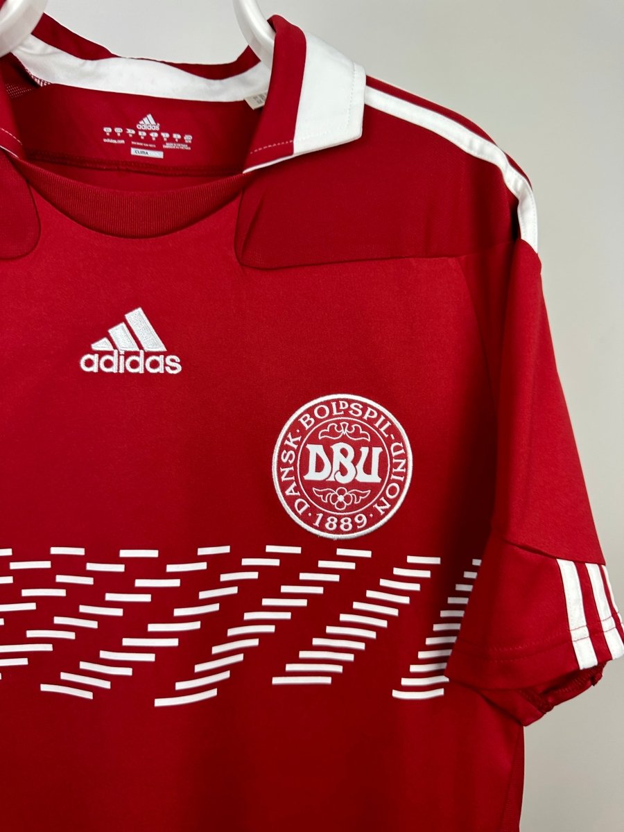 Nicklas Bendtner - Denmark 2010 home shirt π©π°
