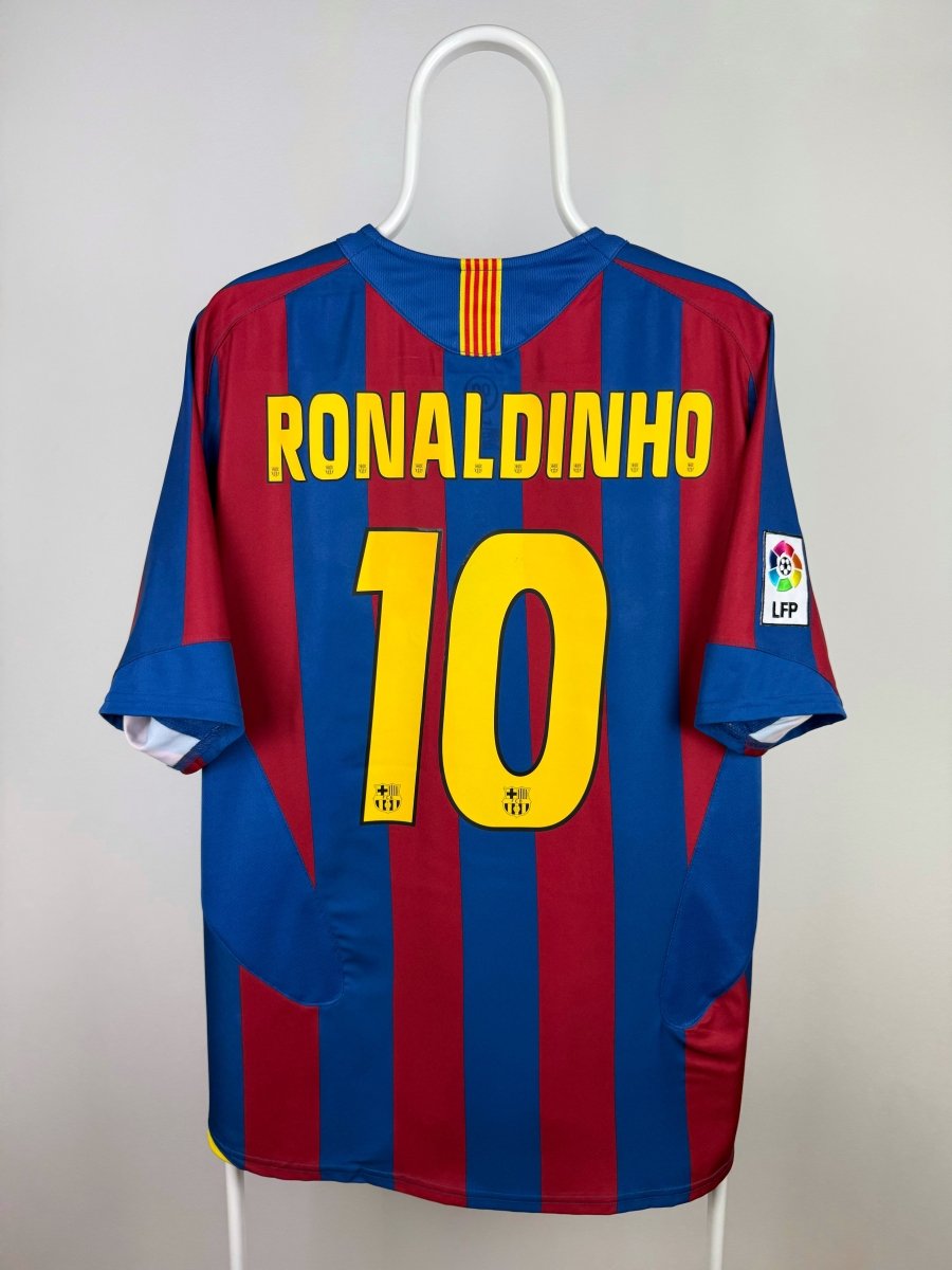 Ronaldinho - FC Barcelona 2005/06 home shirt π§π·