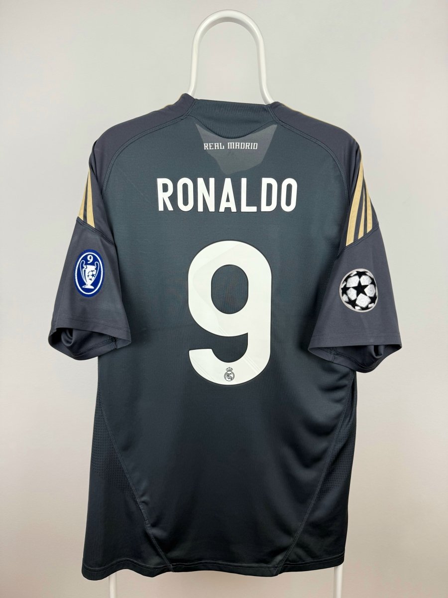 Cristiano Ronaldo - Real Madrid 2009/10 away shirt 🇵🇹