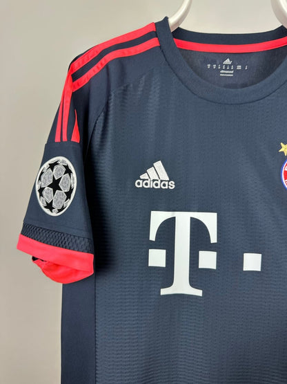 Robert Lewandowski - FC Bayern Munich 2015/16 away shirt 🇵🇱