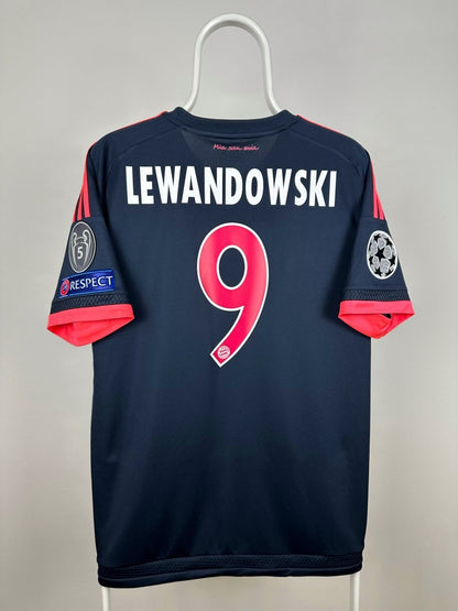 Robert Lewandowski - FC Bayern Munich 2015/16 away shirt 🇵🇱