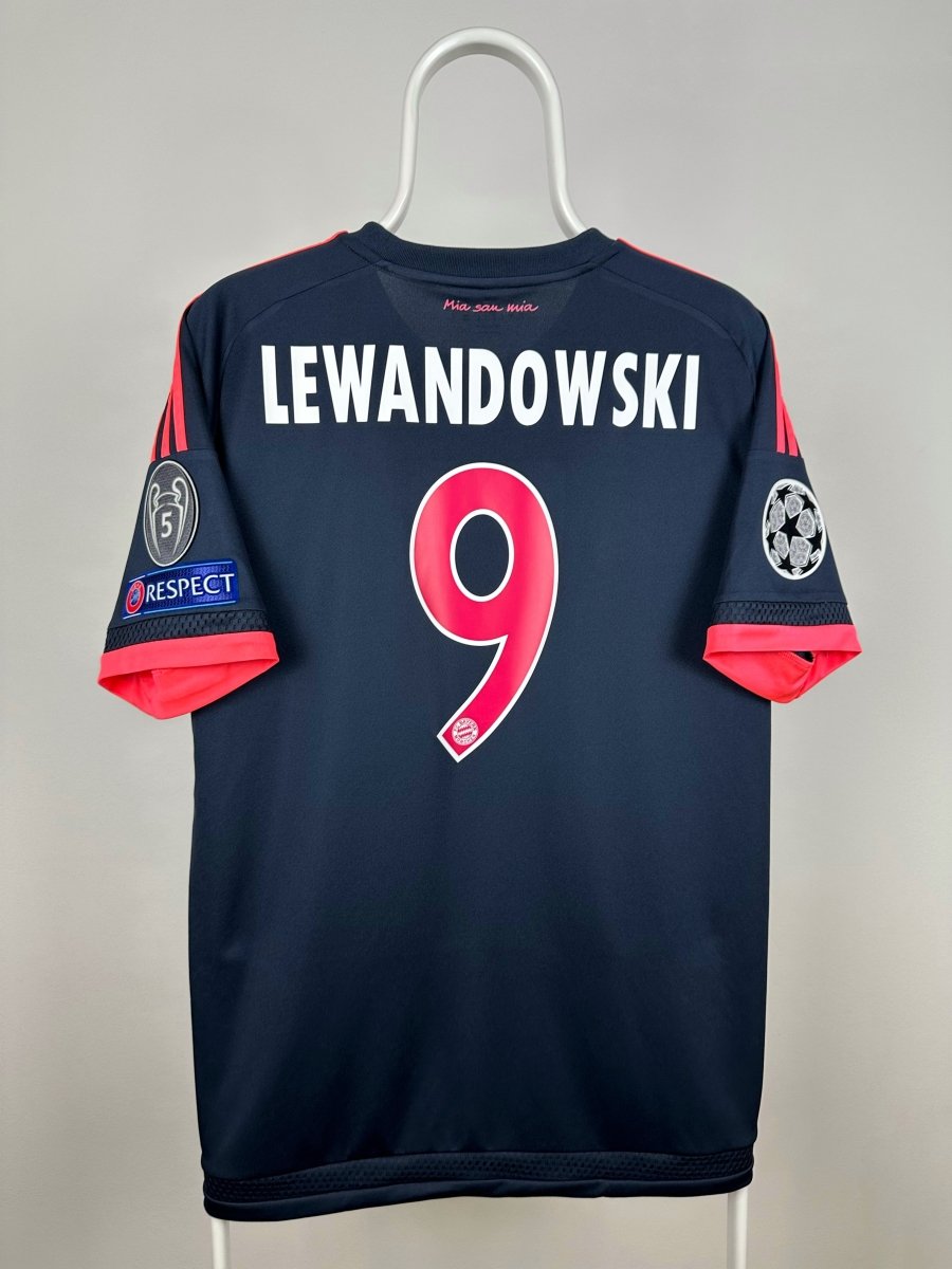 Robert Lewandowski - FC Bayern Munich 2015/16 away shirt 🇵🇱